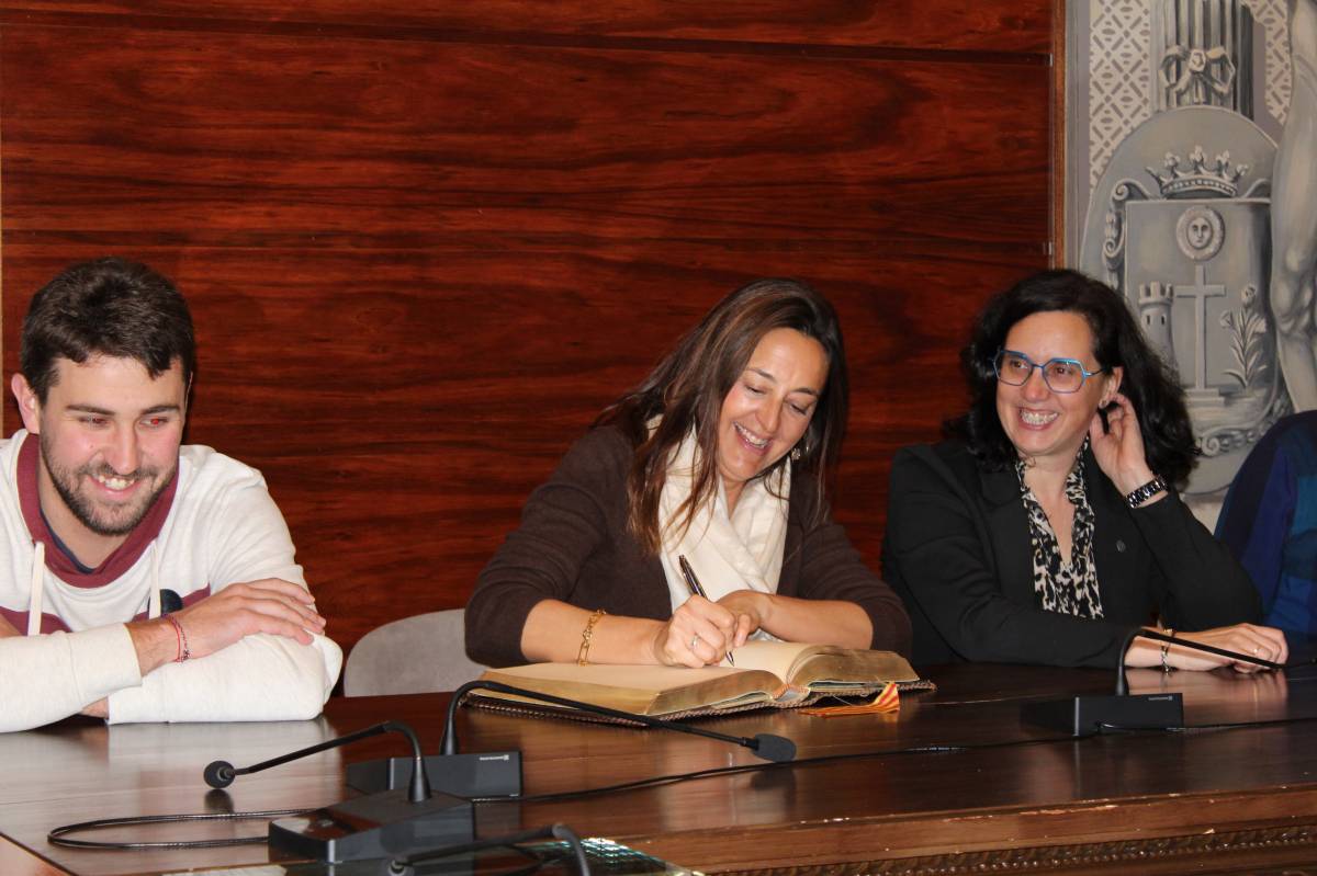 La consellera d`Educació ha signat al llibre d`honor de l`ajuntament - La consellera d`Educació ha signat al llibre d`honor de l`ajuntament