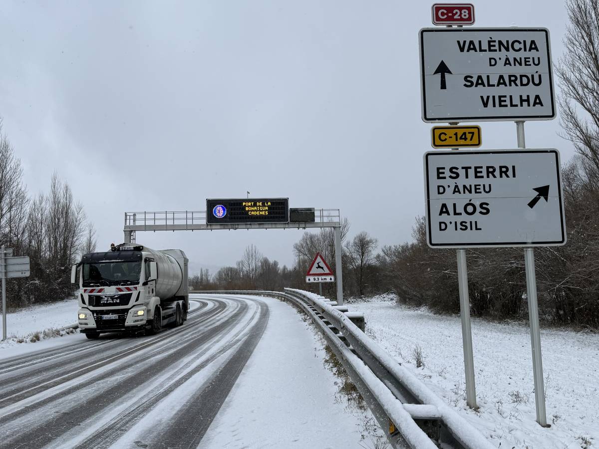 Carreteres tallades i cadenes obligatòries per la nevada intensa
