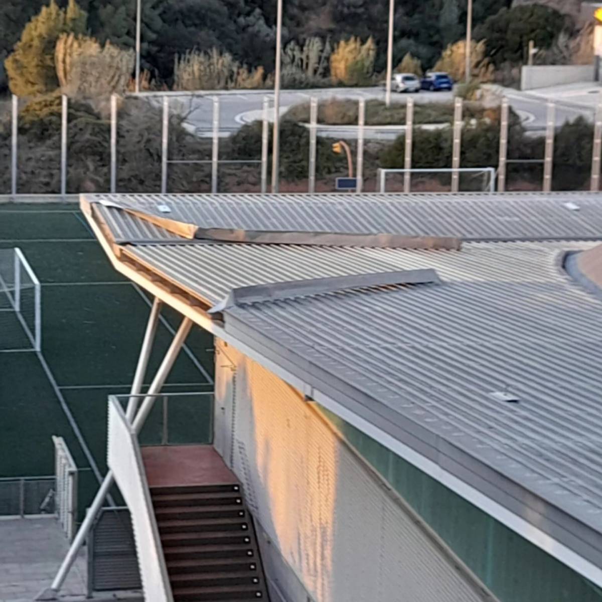 El pavelló municipal de Viladcavalls, tancat per afectacions a la coberta