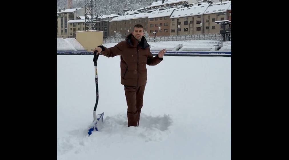 Gerard Piqué fa una crida perquè l'ajudin a treure la neu del camp de l'Andorra: «Avui juguem»