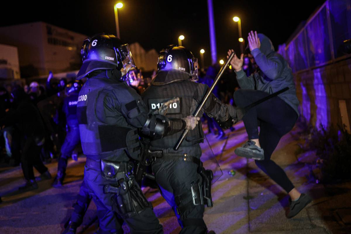 Càrregues policials contra els manifestants que protesten pel desembarcament de Núcleo Nacional a Catalunya