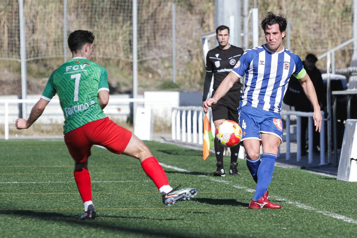 Ricki Calamardo en una acció davant del visitant Aleix Díaz - Lluís Clotet