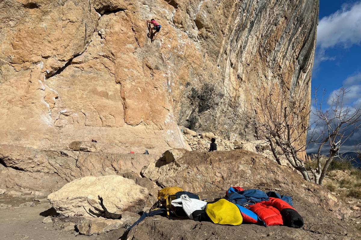 Peramola defensa la compatibilitat entre l’escalada i la conservació del patrimoni arqueològic del Roc del Rombau