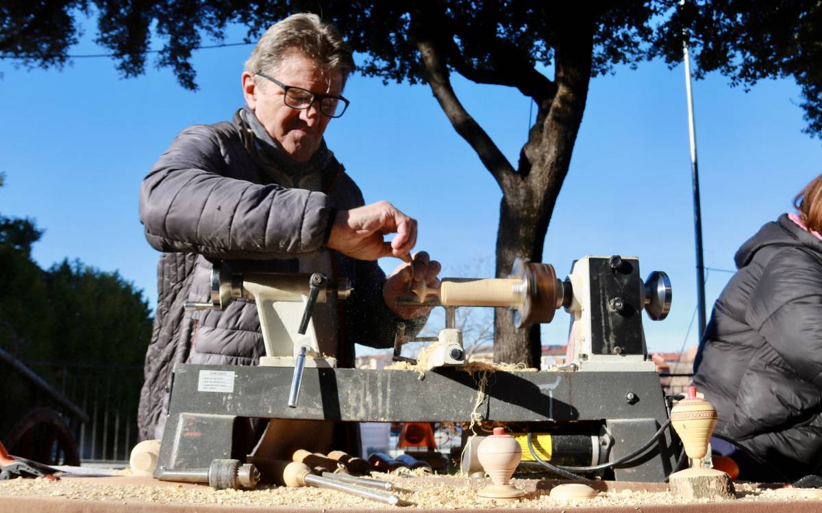 Un artesà fent baldufes a la festa dels Tonis de Taradell 2026.