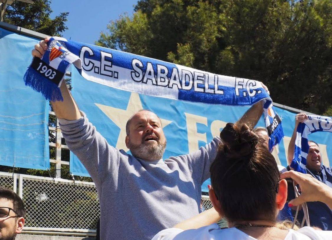 El Joan animant amb la bufanda arlequinada