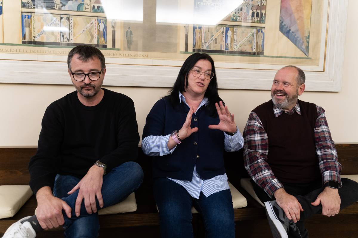 Els tres regidors, debatent al consistori