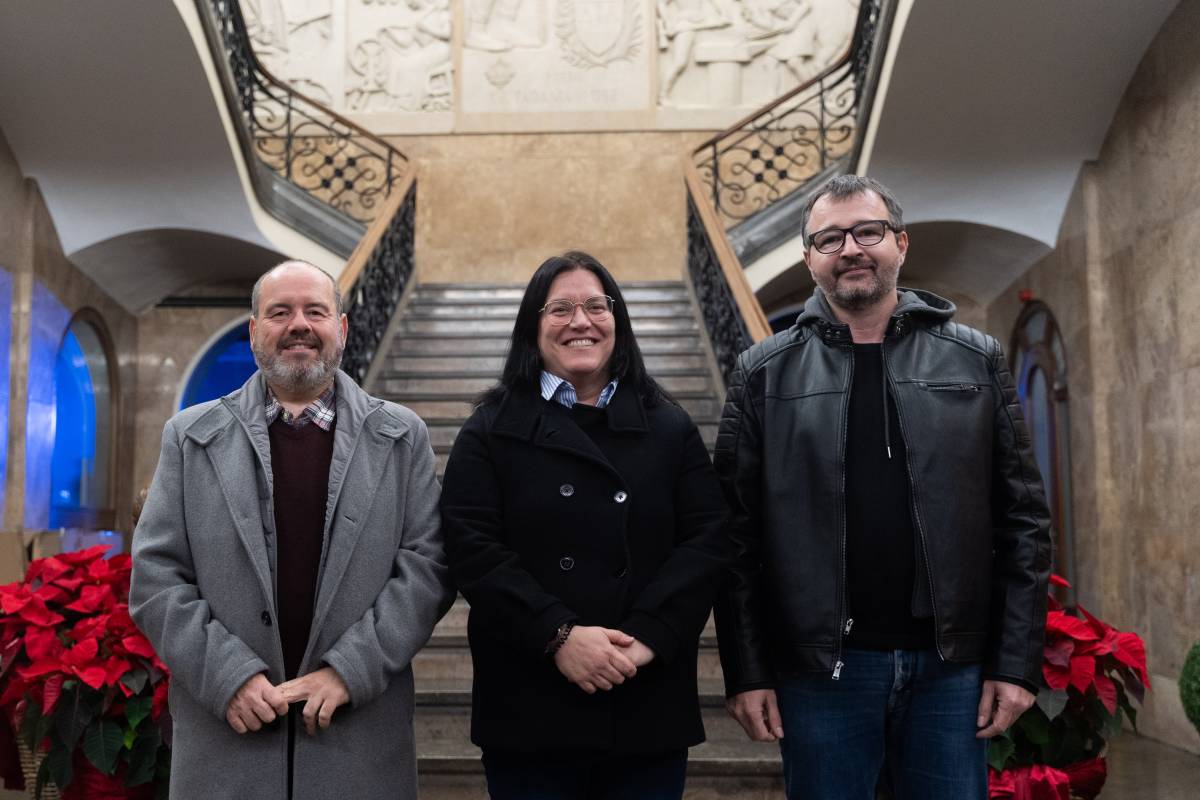 Els tres representants, a l`entrada de l`Ajuntament