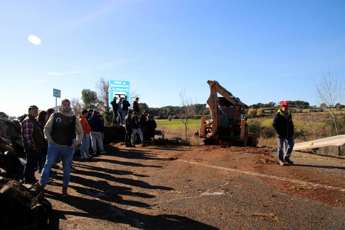 Els pagesos mantenen el tall de l'AP-7 i pressionen Illa