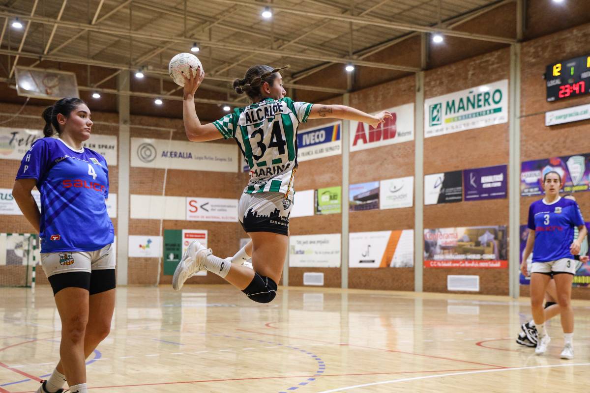 Carla Alcaide, autora de sis gols, en una acció del duel - Victor Castillo Carla Alcaide, autora de sis gols, en una acció del duel