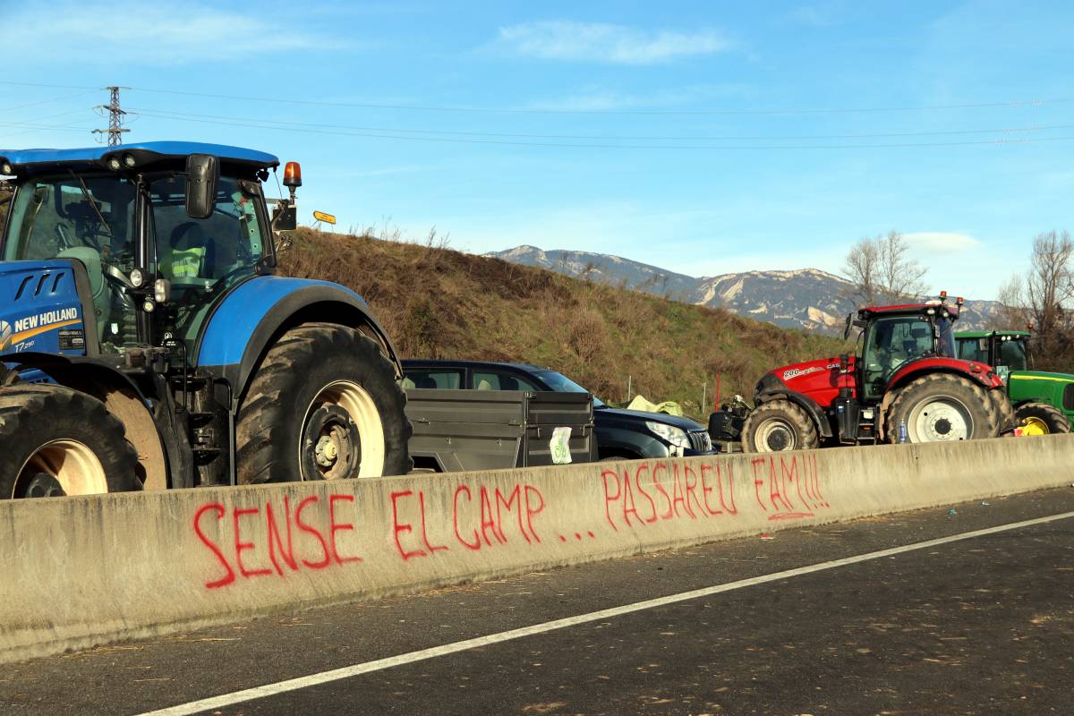 Els pagesos de la Catalunya Central mantenen el tall de la C-16 a l'espera de la reunió amb Illa