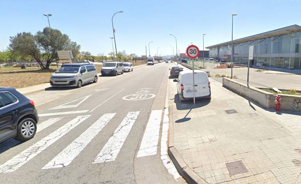 Més places d'aparcament i sentit únic en un dels punts més transitats de Castellar