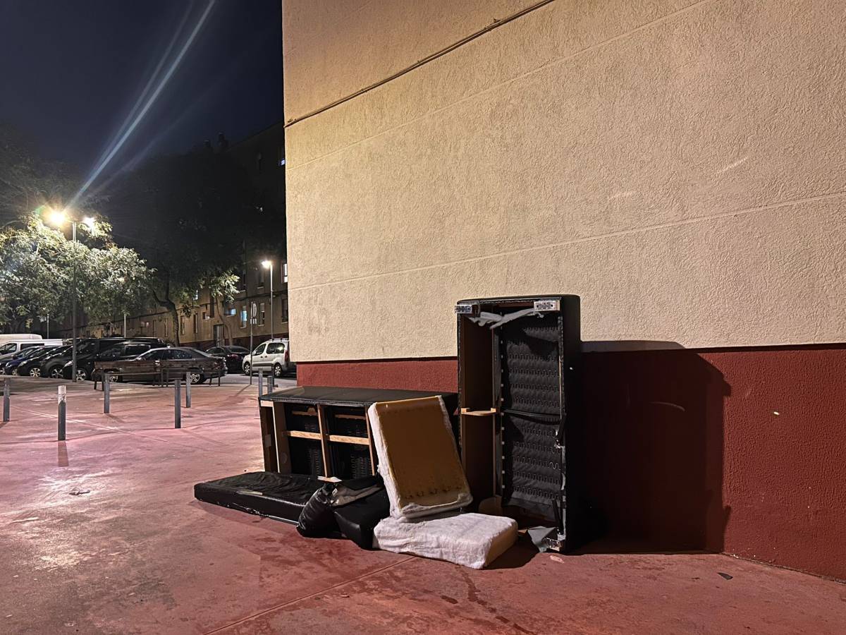 Queixes per l'acumulació de mobles abandonats a una plaça de Sabadell