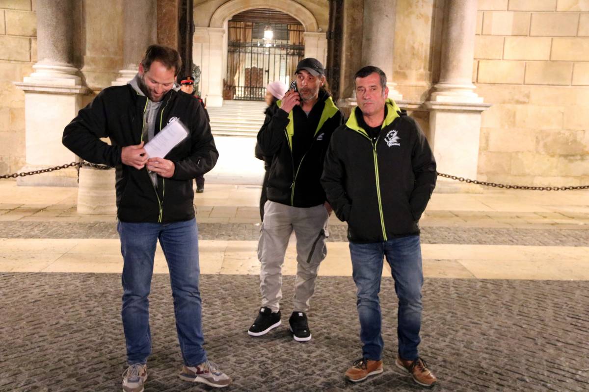 Els pagesos aixequen els talls de carreteres després de reunir-se amb Illa