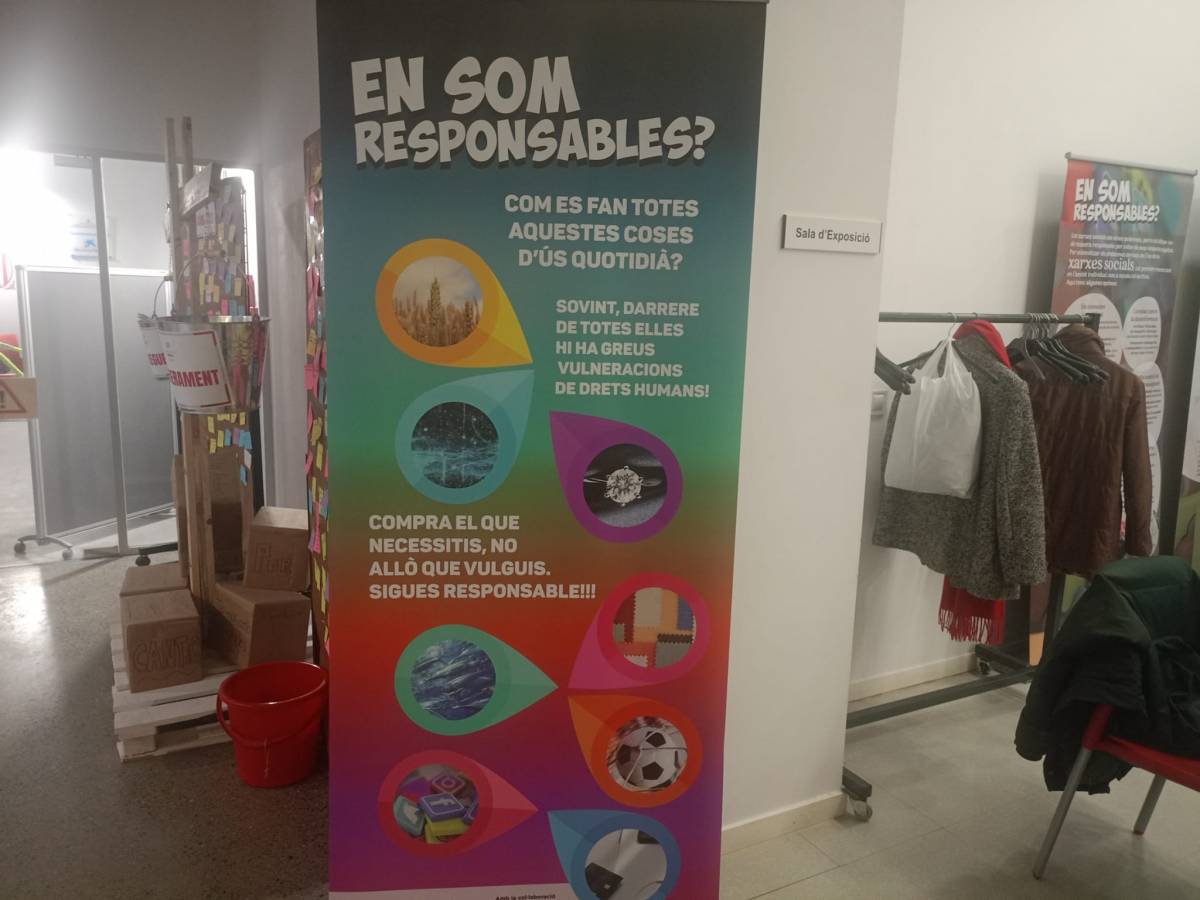 L’exposició «En som responsables?» convida a reflexionar sobre el consum responsable al Centre Cívic Xavier Jounou de Solsona