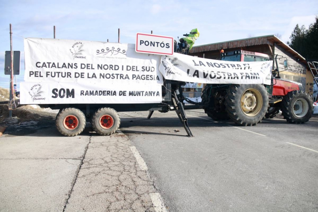 Els pagesos aixequen els talls de carreteres després de reunir-se amb Illa