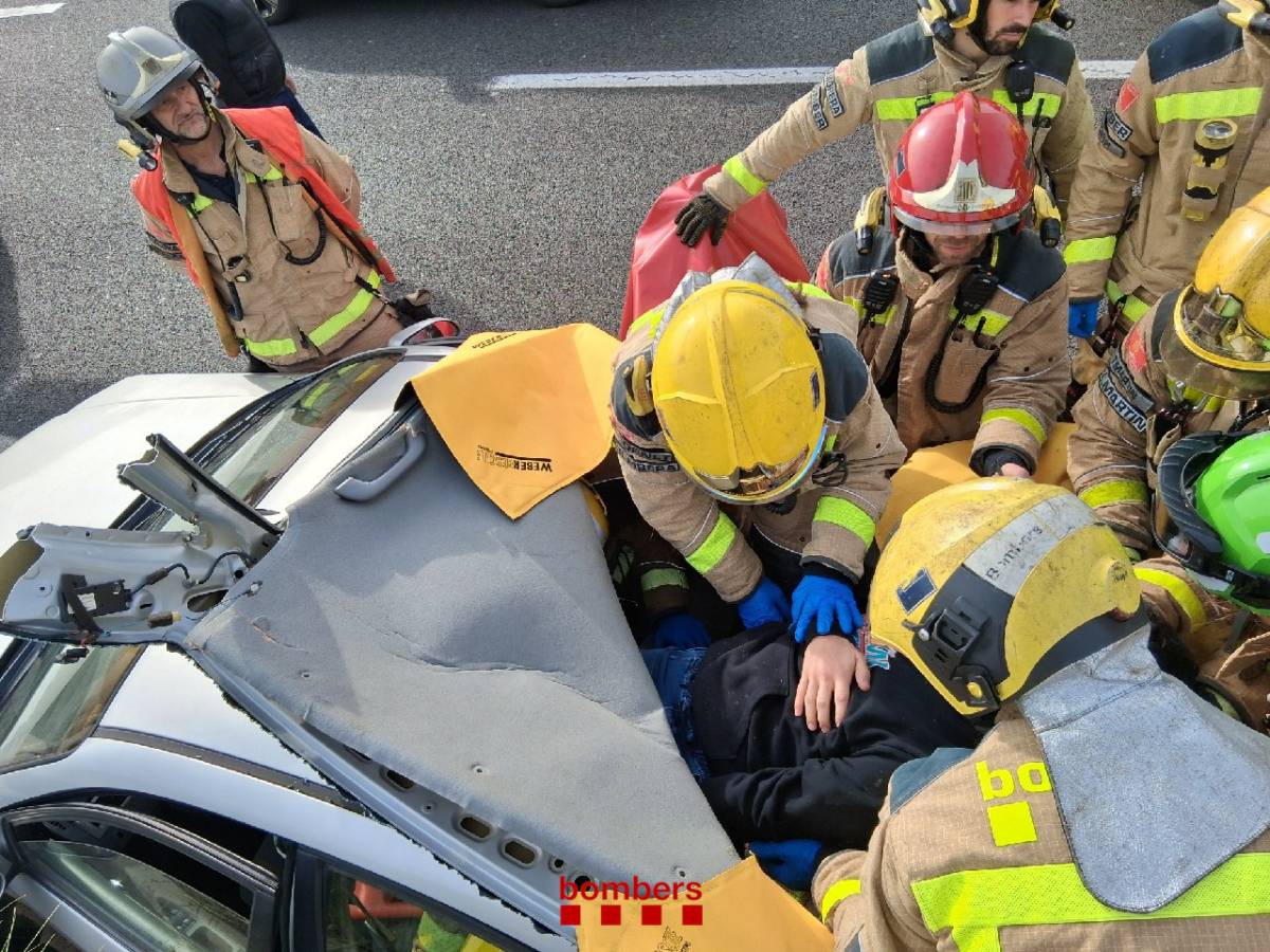 L'espectacular imatge d'un rescat en un accident a Montcada i Reixac