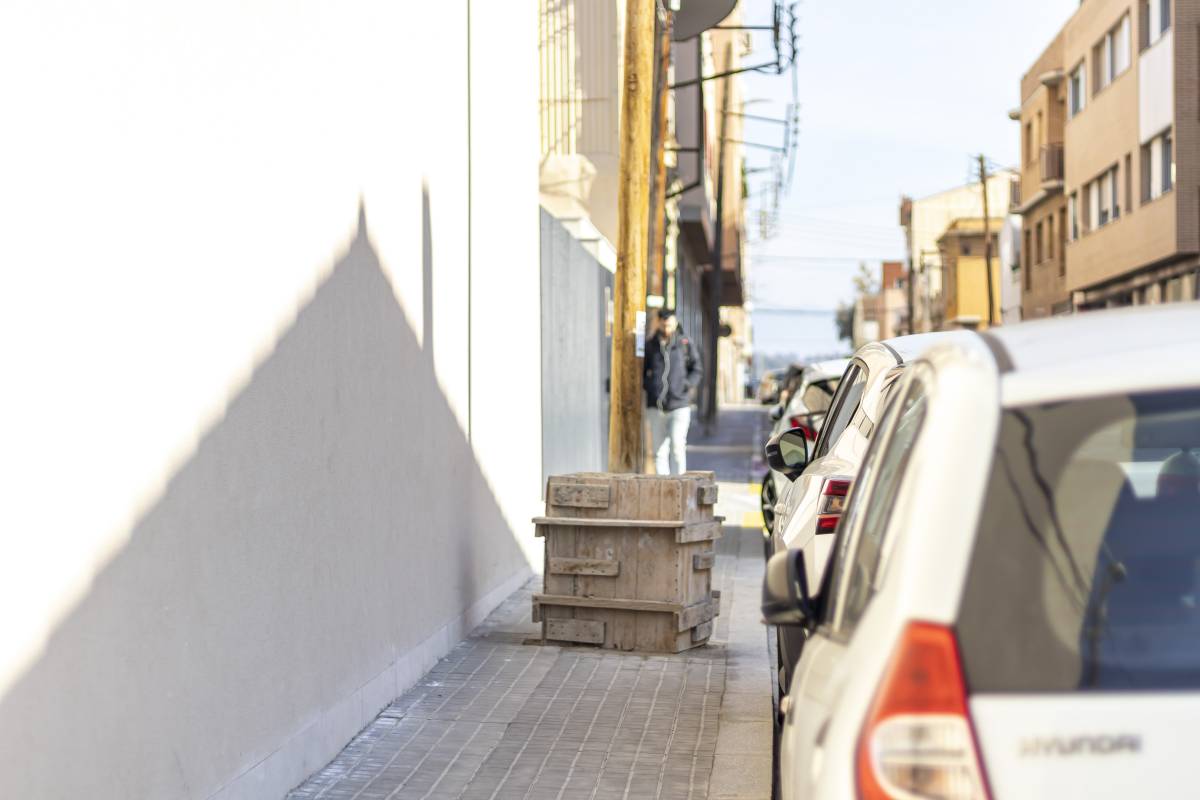 Un pal de fusta de l`enllumenat, al mif del carrer - D. S. Un pal de fusta de l`enllumenat, al mif del carrer