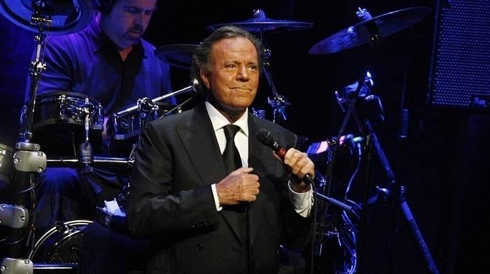 Julio Iglesias, acusat d'agredir sexualment dues extreballadores de les seves mansions