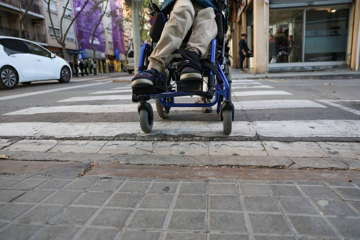 Algunes zones de Sabadell són complicades d'accedir-hi en cadira de rodes - Víctor Castillo