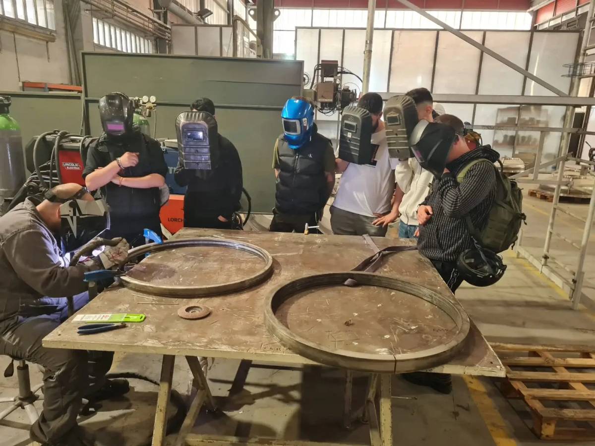 Títol oficial i contracte: la Cecot estrena un programa de formació dual en sectors estratègics