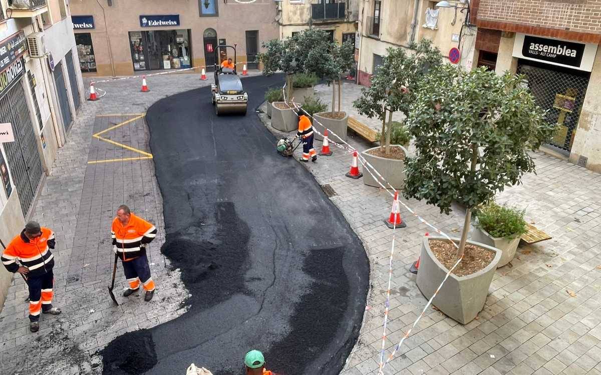 Comencen les obres provisionals d’asfaltat de la zona del Pati de Valls