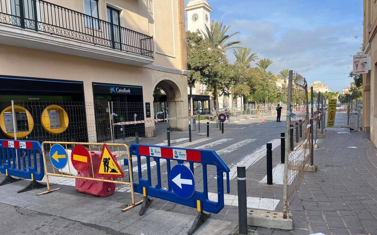 En marxa les obres d'arranjament de la plaça Carles III de la Ràpita
