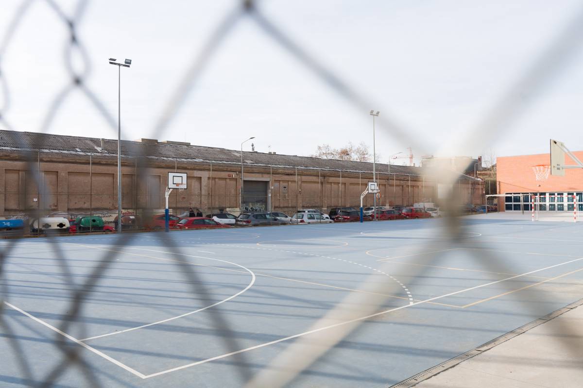 El pati de l`escola Teresa Claramunt i la fàbrica al darrere - David Cha El pati de l`escola Teresa Claramunt i la fàbrica al darrere