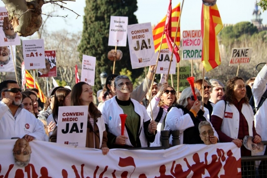 Un miler de metges es manifesten a Barcelona: «No és vocació, és explotació»