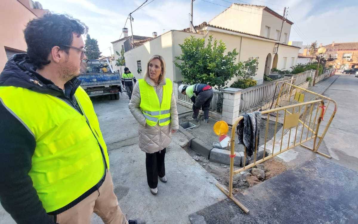 Recta final de les obres de millora del carrer Pont de Goi, al barri de la Xamora de Valls