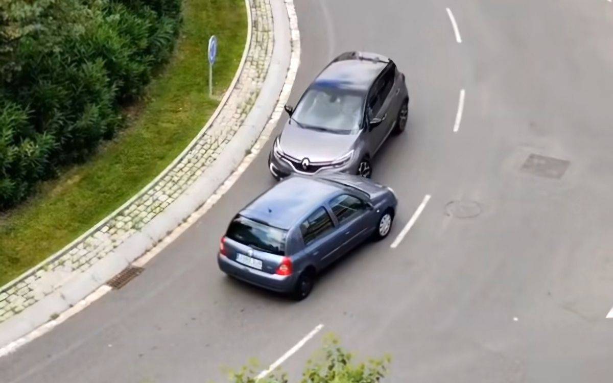 Un conductor circula contra direcció en una rotonda a Reus i està a punt de provocar un accident