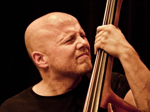 El contrabaixista Ingebrigt Haker Flaten - 