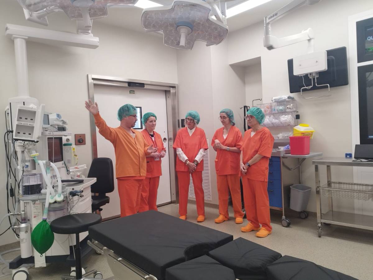 El nou quiròfan de l`Hospital de Sant Celoni durant la visita.