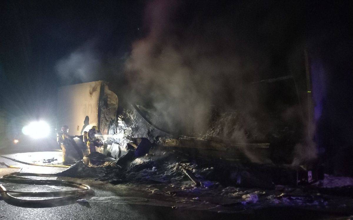 Un espectacular incendi en un camió obliga a tallar l'AP-7 a Mont-roig del Camp