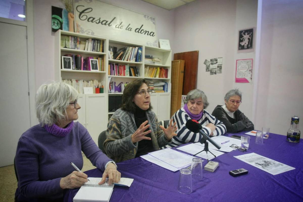Quatre dècades de batec feminista: nou logo, llibre, teatre i joc per l’aniversari del Casal de la Dona
