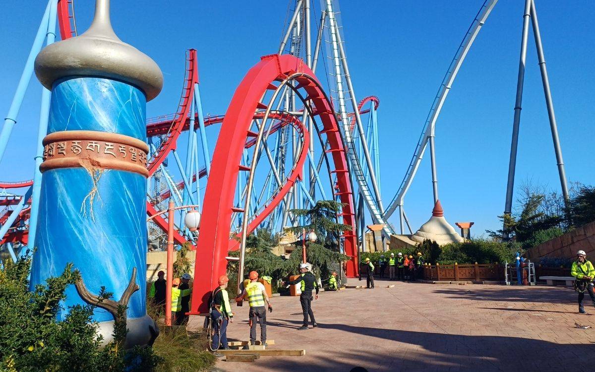 PortAventura desmunta el Dragon Khan per posar-lo a punt per a la nova temporada