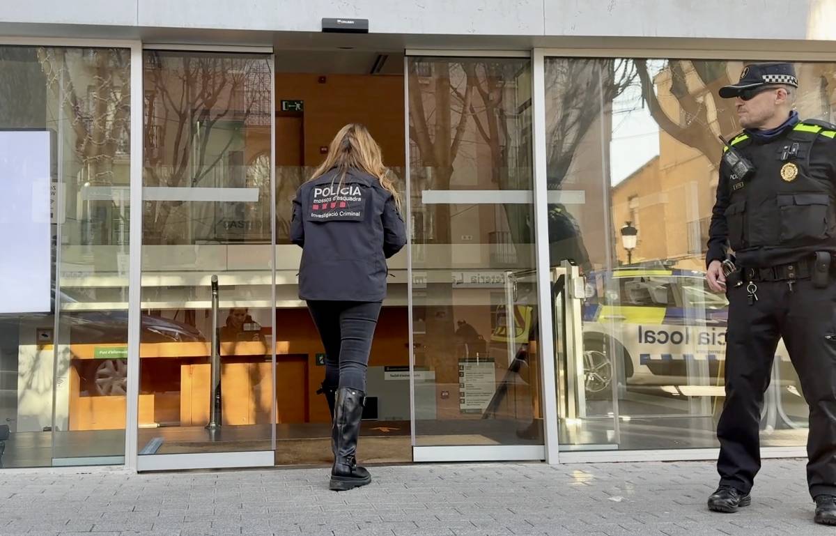 Els Mossos escorcollen l'Ajuntament d'Esparreguera i investiguen els contractes amb els serveis de neteja viària