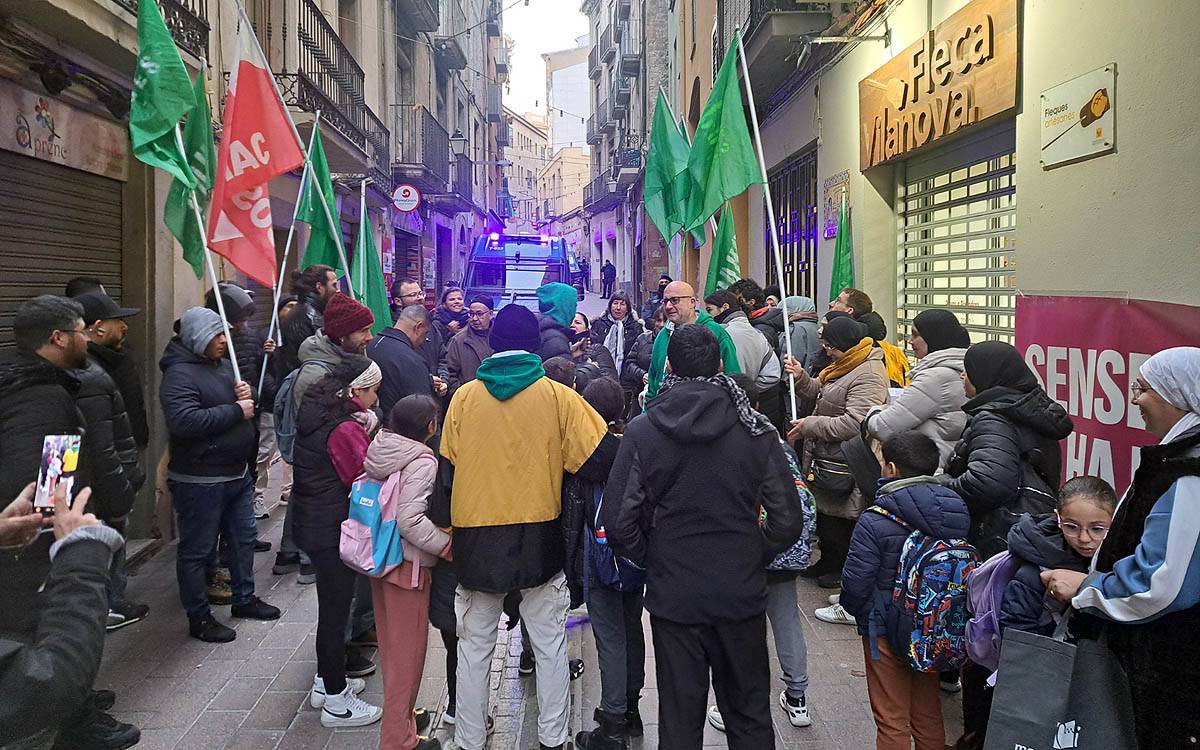 La policia desnona una família amb tres fills menors al carrer Vilanova de Manresa