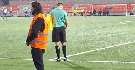 VÍDEO | Actitud "inapropiada" de l'àrbitre assistent del derbi: enxampat mirant el mòbil? 