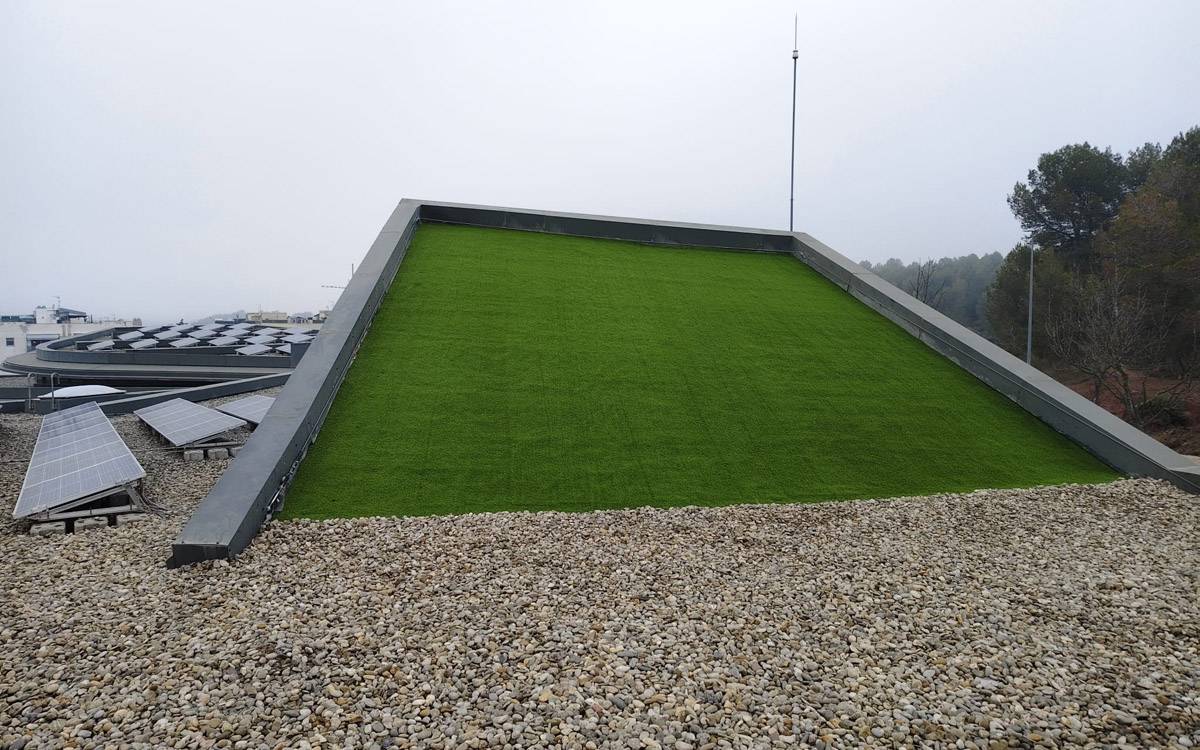 Sant Fruitós de Bages renova la teulada de la Biblioteca Municipal amb coberta enjardinada