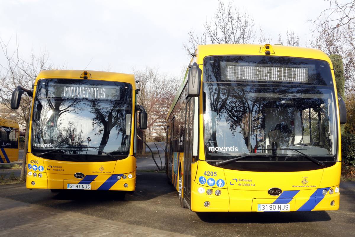 Lleida incorpora tres nous busos elèctrics i gairebé la meitat de la flota ja és sostenible