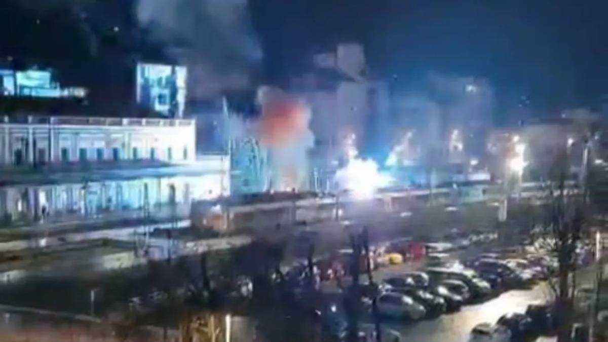 Flames i explosions a l'estació de Tortosa: s'incendia un tren