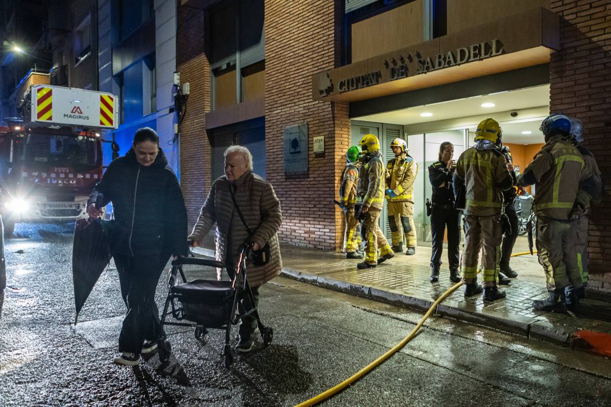 Ensurt a una residència de Sabadell per un incendi en una de les plantes superiors