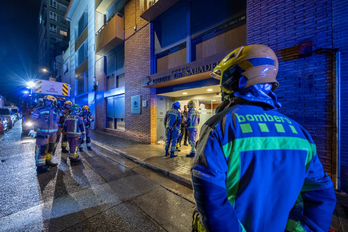 Incendi a la quarta planta de la Residència i Centre de Dia Ciutat de Sabadell - JUANMA PELÁEZ
