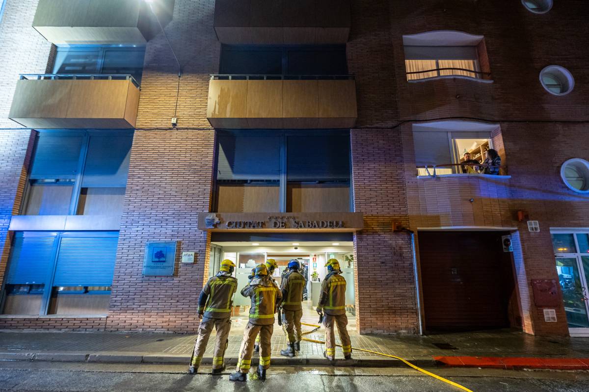 Incendi a la quarta planta de la Residència i Centre de Dia Ciutat de Sabadell - JUANMA PELÁEZ