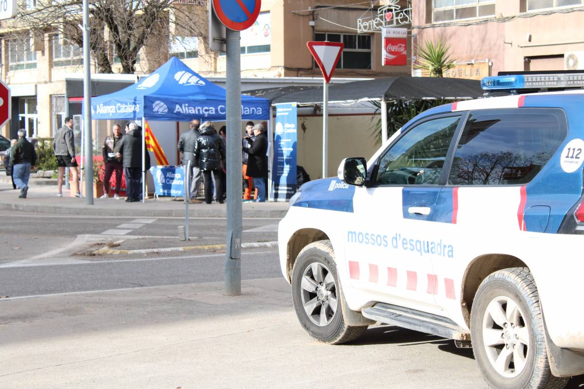 La parada d'Aliança Catalana a Solsona, vigilada pels Mossos  - Ramon Estany 