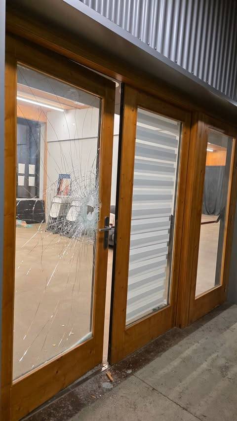 Aquests són alguns dels desperfectes a la porta d'entrada de la Guspira dels Diables de Sant Pere Nord - Diables de Sant Pere Nord