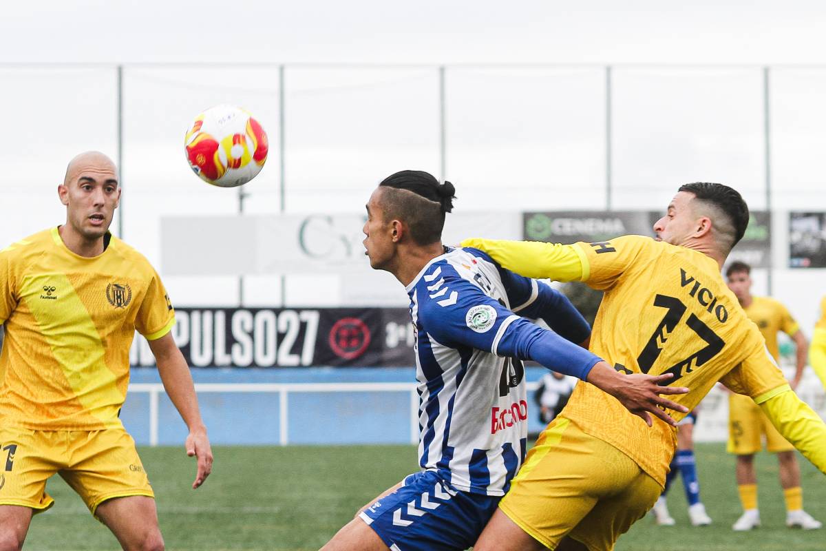 El davanter parroquial Bafode, entre els visitants Flavio i Dani - Lluís Clotet