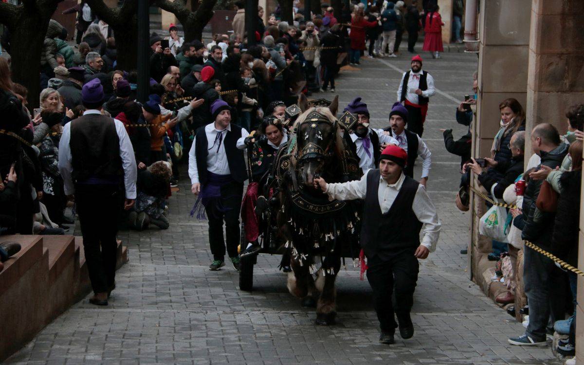 Una cinquantena de carruatges mantenen viva la tradició de l'Encamisada de Falset