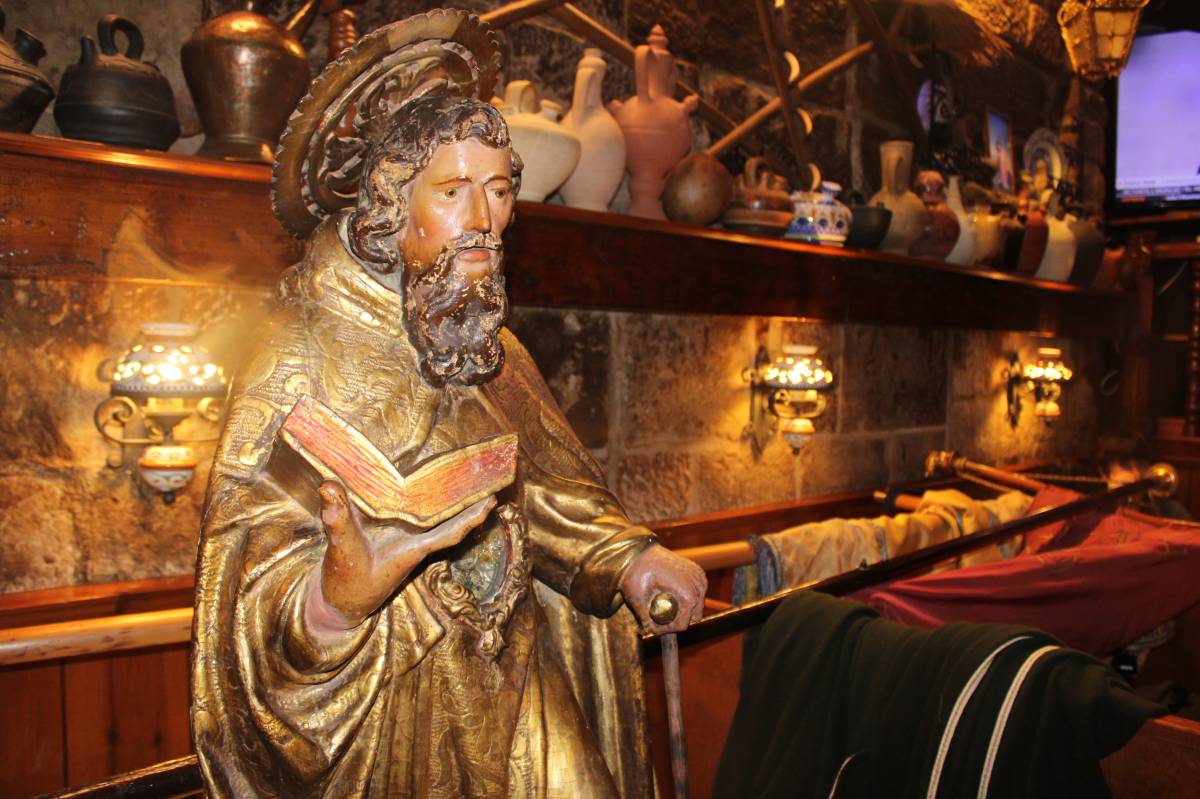 El Sant a dins el bar Castell - Ramon Estany 