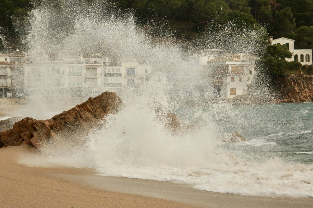 Envien una alerta als mòbils de la costa de Barcelona i l'Ebre pel temporal marítim